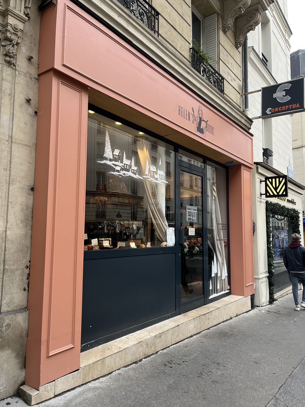 Intérieur cosy d'Helen's Book avec livres et café
